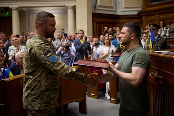 El teniente Oleksandr Kovalenko recibe