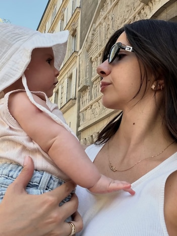 El carrusel de fotos de Ailén Cova y su hija Alaia en París