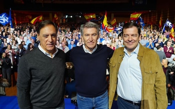 El presidente del PP, Alberto Núñez Feijóo (c), en un acto de precampaña en Salamanca. (David Mudarra/PP)