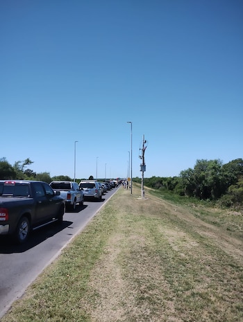 Reportan extensas filas de vehículos