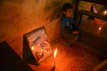 Un niño toma parte en