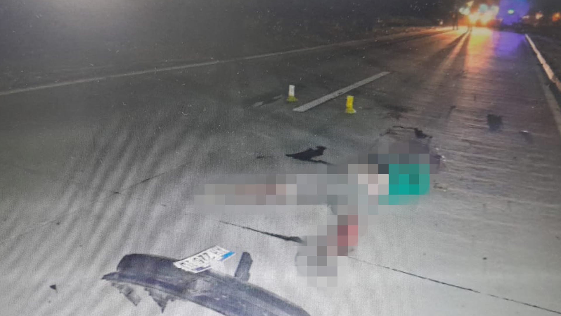 El cuerpo del hombre sobre la ruta