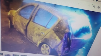 La camioneta incendiada tras el crimen narco en Ciudad Evita