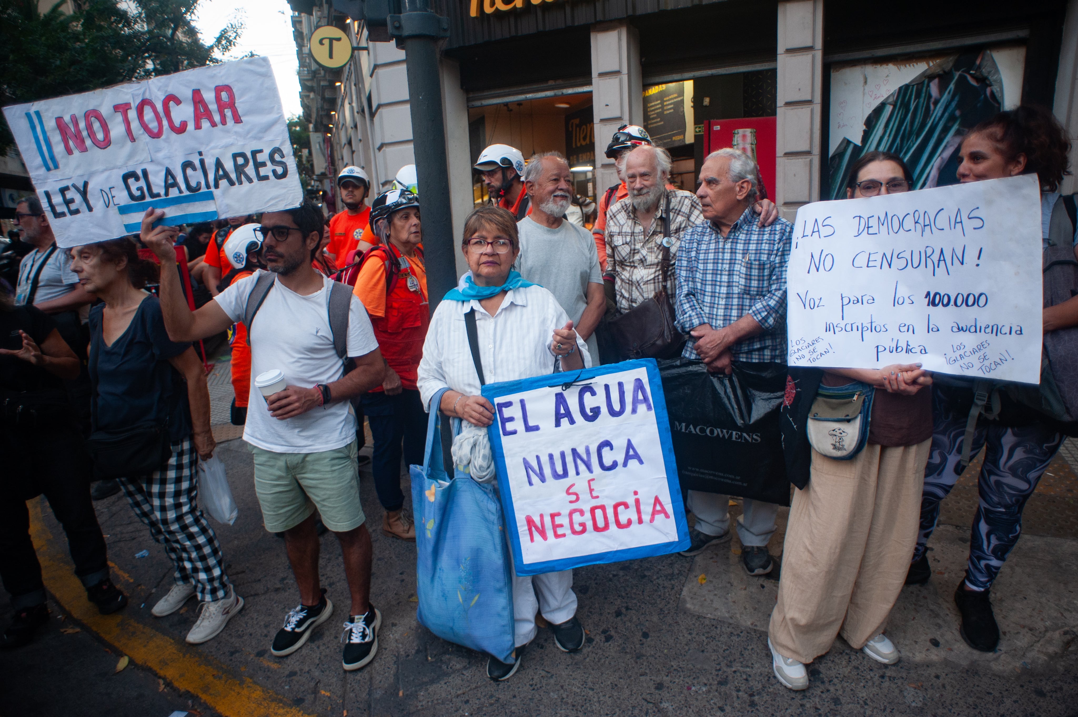 Alguna de las protestas generadas por el tratamiento de reforma de la Ley de Glaciares (Jaime Olivos)