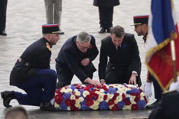 Macron, a la derecha, y Starmer, en el centro, colocan una corona de flores durante las ceremonias que conmemoran el 106 aniversario del Armisticio, una celebración de la amistad de sus países, mientras las naciones de todo el mundo rinden homenaje a sus soldados caídos en la Primera Guerra Mundial, el lunes 11 de noviembre de 2024 en París, Michel Euler/Pool vía REUTERS