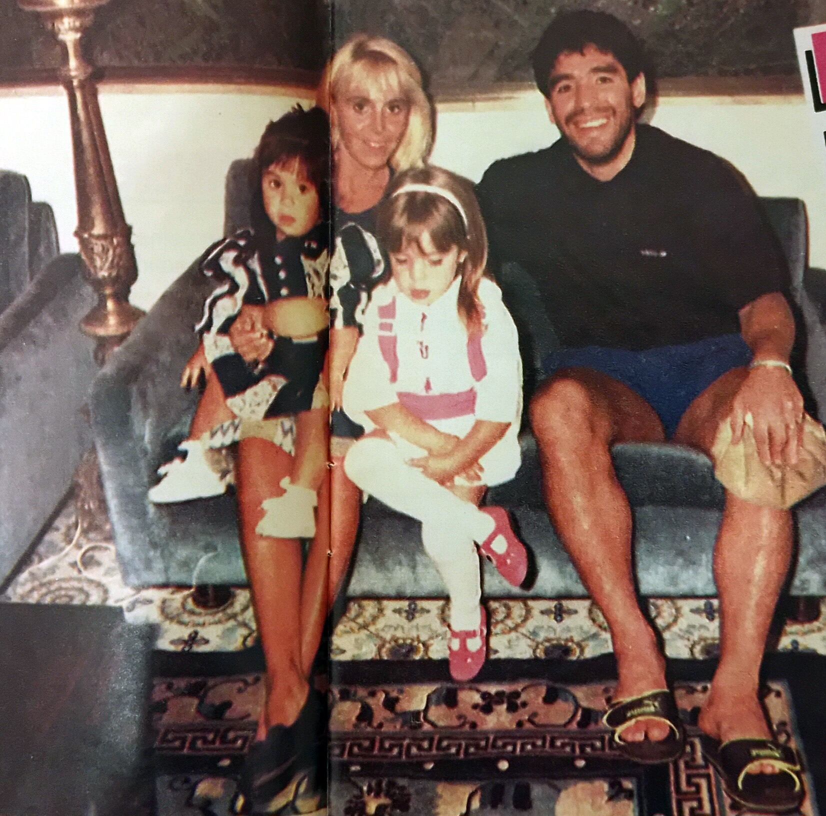 Diego con Claudia y sus hijas la noche anterior al partido. La bolsa con hielo en la rodilla inflamada por el golpe