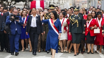 Desde flores hasta una botella de agua: Keiko Fujimori regresó caminando a Palacio de Gobierno entre muestras de respaldo ciudadano