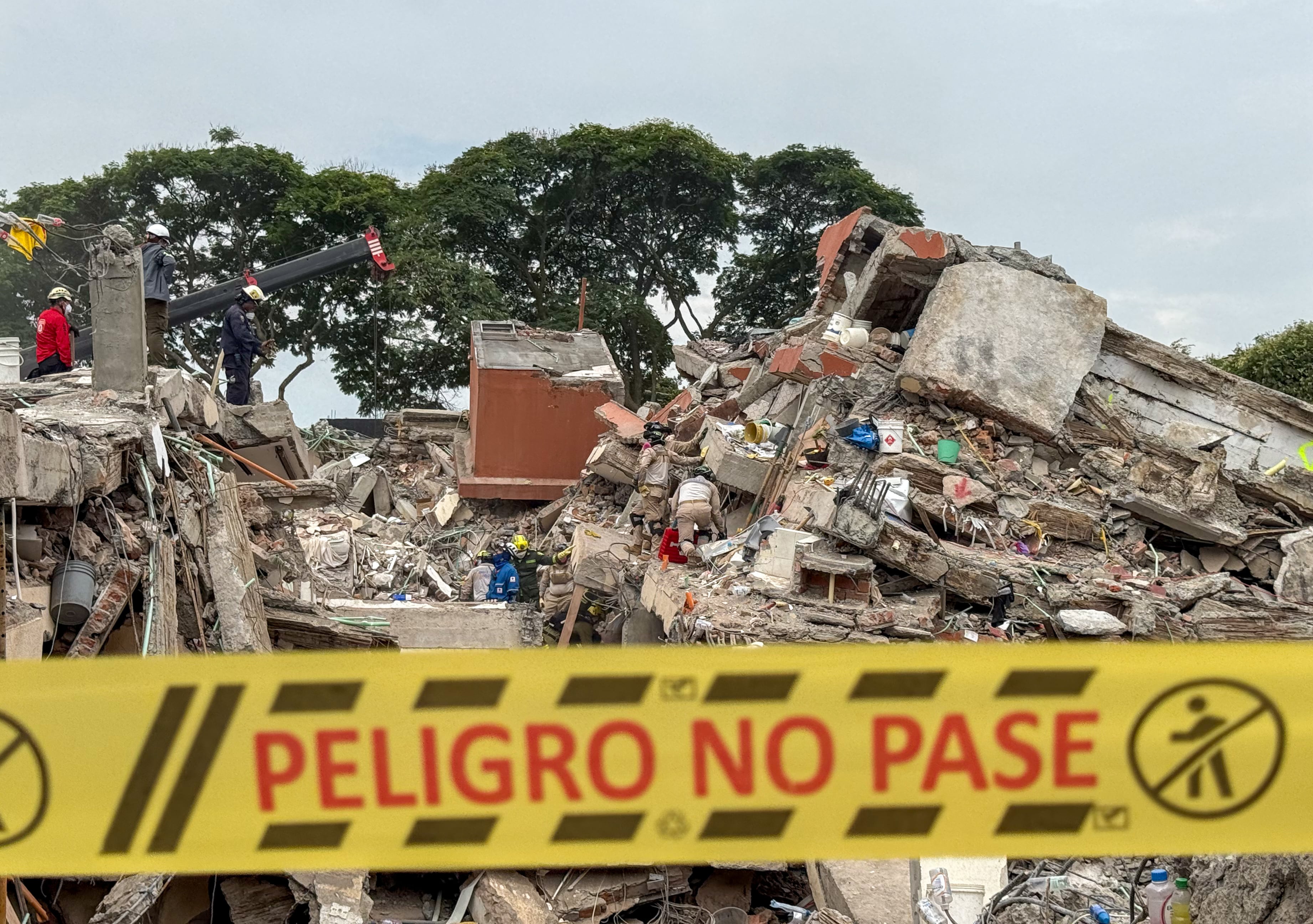 Rescatistas realizan a diario labores de búsqueda en los escombros. EFE/ Mario Baos
