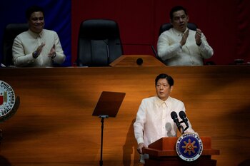 El presidente de Filipinas, Ferdinand Marcos Jr., habla mientras el presidente del Senado, Juan Miguel Zubiri, y el presidente de la Cámara, Martin Romualdez, aplauden durante su primer discurso sobre el estado de la nación, en Quezon City, Metro Manila, Filipinas. Aaron Favila/Pool vía REUTERS