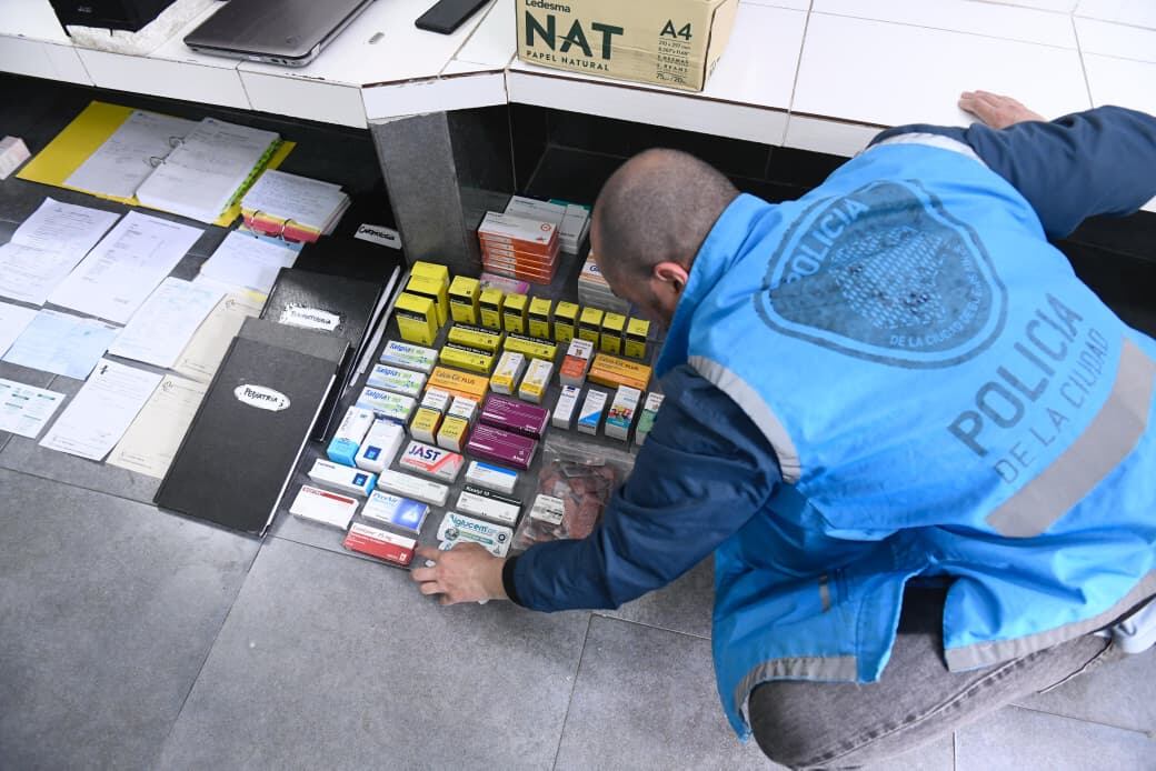 El procedimiento fue realizado en Alpaca al 500 donde se constataron tres consultorios completos y atención médica sin habilitación