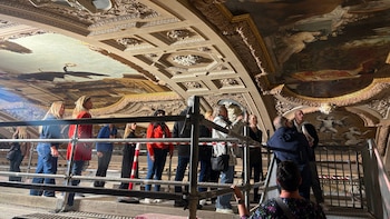 El arte secreto de Gustav Klimt: cómo son las visitas guiadas al techo del teatro de Viena