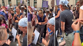 Tres paneles verticales que muestran a un grupo de personas reunidas en la calle con carteles, fotógrafos y una persona sosteniendo una jeringa.