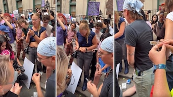 Activistas trans se inyectan hormonas en la puerta de NYU Langone tras el pacto de USD 8,5 millones que frenó los tratamientos a menores