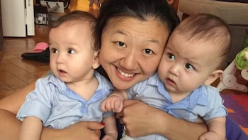 Karina Gao junto a sus