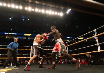 Terence Crawford, a la derecha,