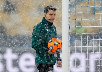 Los árbitros pidieron retirar la nieve para que la pelota pueda rodar y picar con normalidad