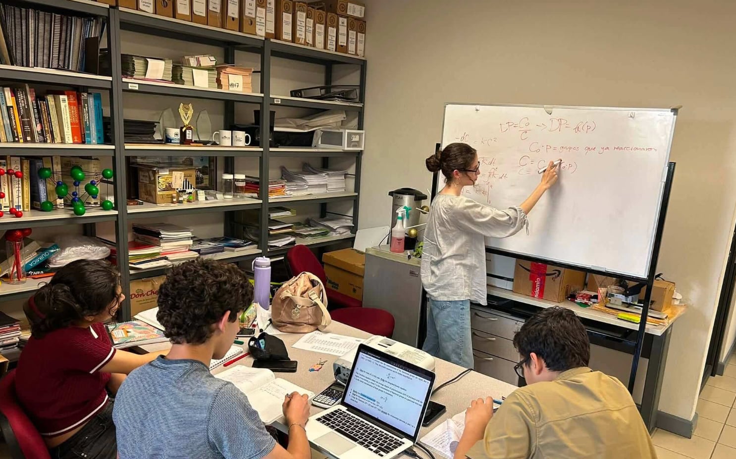 Durante varias semanas, los jóvenes recibieron entrenamiento intensivo con contenidos propios de carreras universitarias en Química. Crédito: UNA Comunica