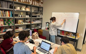 Durante varias semanas, los jóvenes recibieron entrenamiento intensivo con contenidos propios de carreras universitarias en Química. Crédito: UNA Comunica