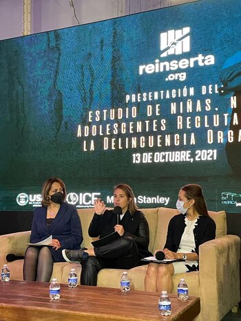 Saskia Niño de Rivera junto