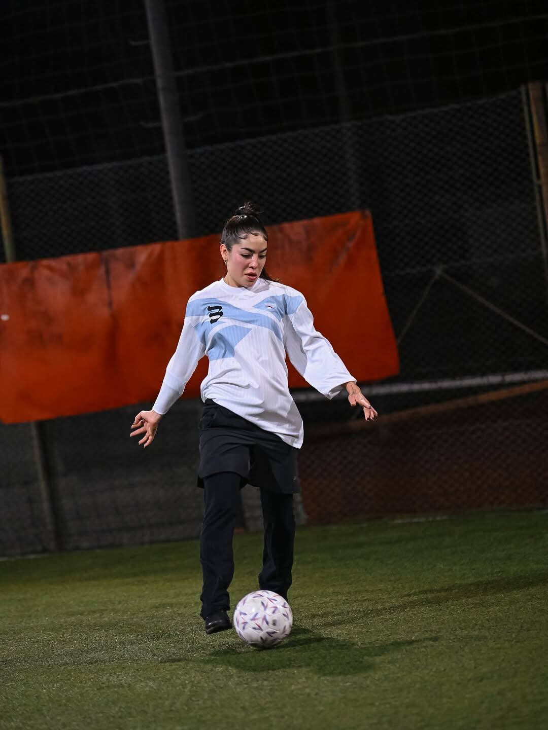 El partido de fútbol cinco reunió a familiares, amigos y miembros del entorno cercano de ambos artistas en una cancha techada (Instagram/mariabecerra)
