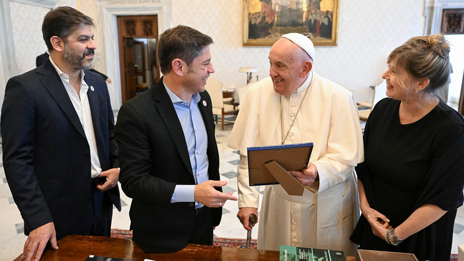 Kicillof, escoltado por la Jefa de Asesores del Gobierno PBA, Cristina Álvarez Rodríguez y el ministro de Gobierno, Carlos Bianco junto al Papa Francisco