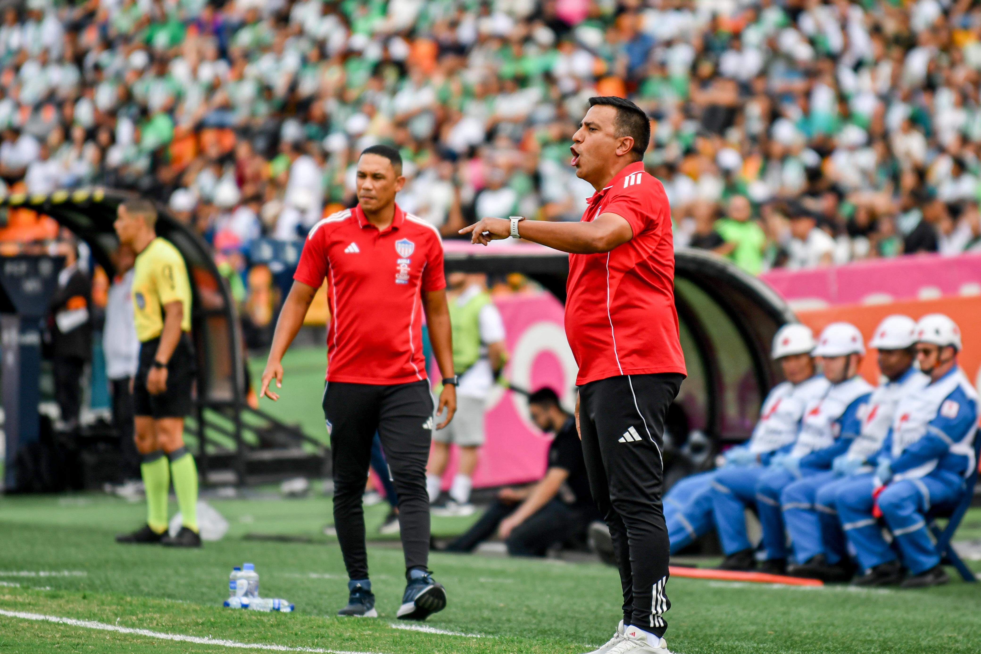 El técnico César Farías se encuentra en la cuerda floja, tras la eliminación del Junior en los cuadrangulares - crédito Colprensa