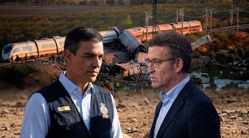 Fotocomposición con los rostros de Pedro Sánchez y Alberto Núñez Feijóo frente a un tren de pasajeros descarrilado en una zona rural.