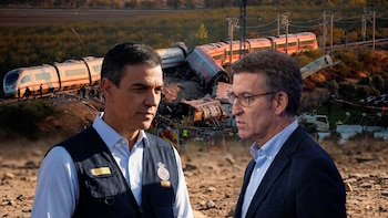 El accidente del AVE de Toledo pincha el efecto ‘Maricarmen’, hunde la moral del PSOE y eleva la del PP: “Vinieron con trenes y se irán con trenes”