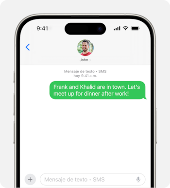 Primer plano de un smartphone mostrando una conversación de texto. La pantalla dice 'John' y un mensaje verde que invita a cenar después del trabajo