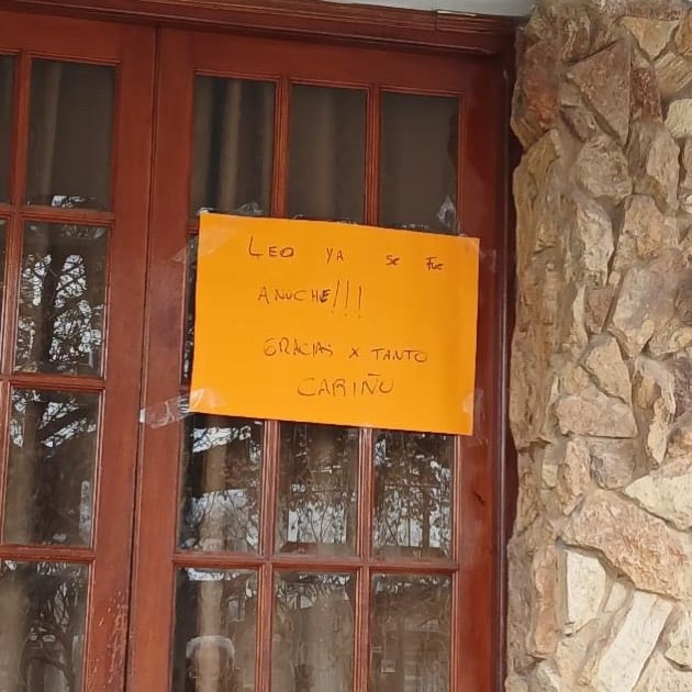 El mensaje en la puerta de la casa de los padres de Scaloni sobre la marcha del entrenador de la selección argentina (@canal2pujato)