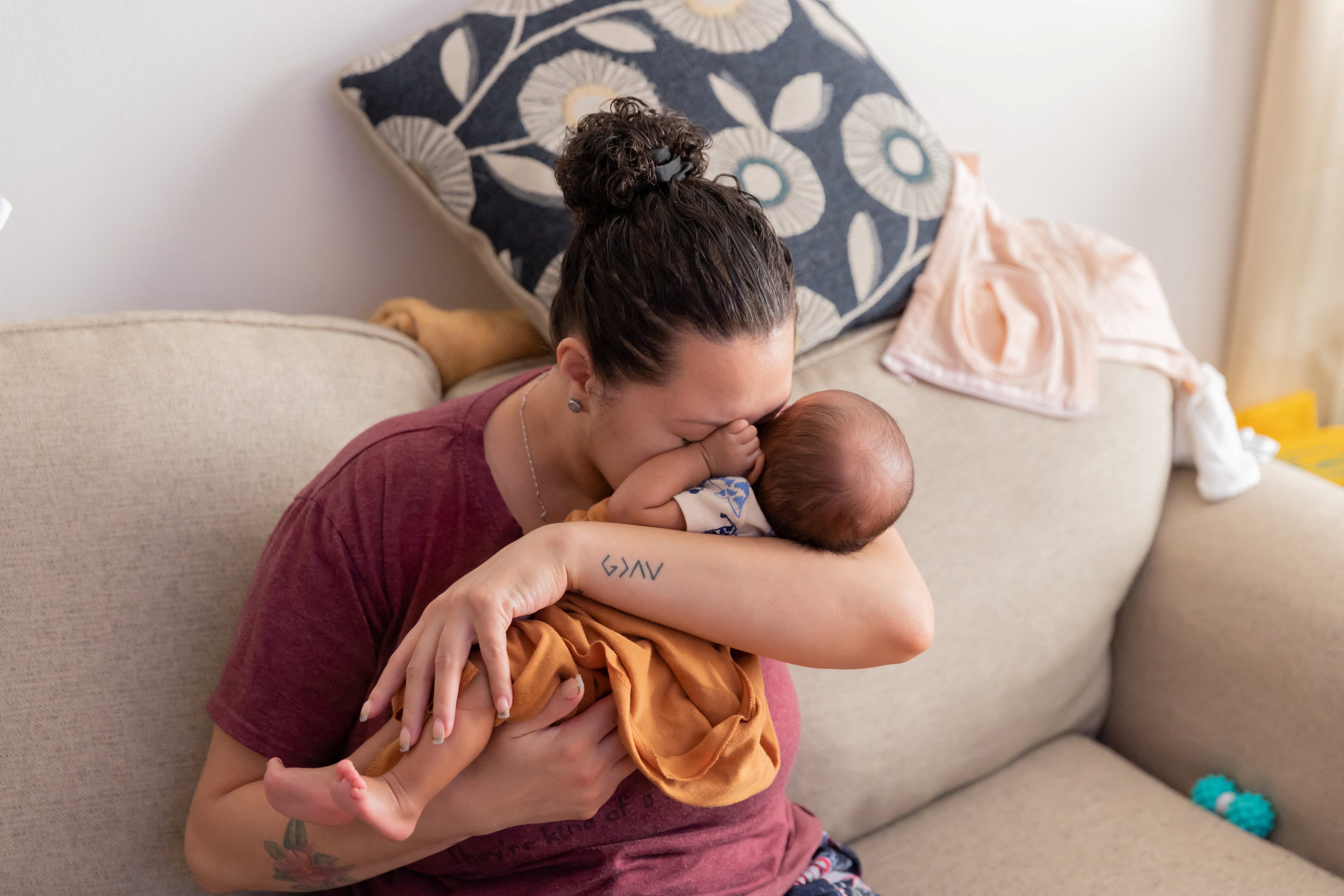 las madres de hijos pequeños abandonan la fuerza laboral a un ritmo sostenido, y los sectores que lideran el crecimiento femenino son los de menor remuneración (REUTERS/Joy Malone)