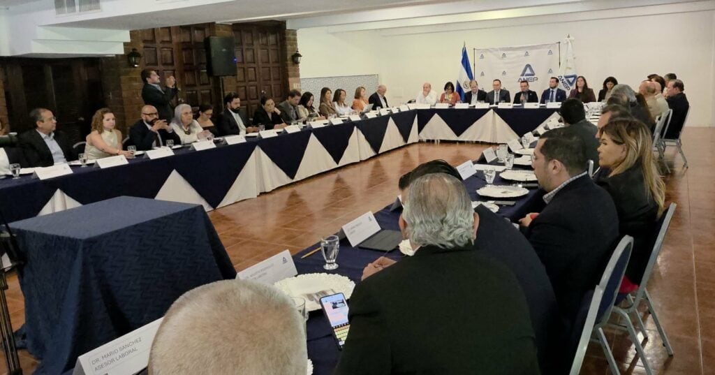 El ministerio de Trabajo participó en una reunión convocada por la ANEP para escuchar propuestas sobre una eventual actualización de los esquemas de jornada laboral. (Cortesía: Ministerio de Trabajo y Previsión Social)