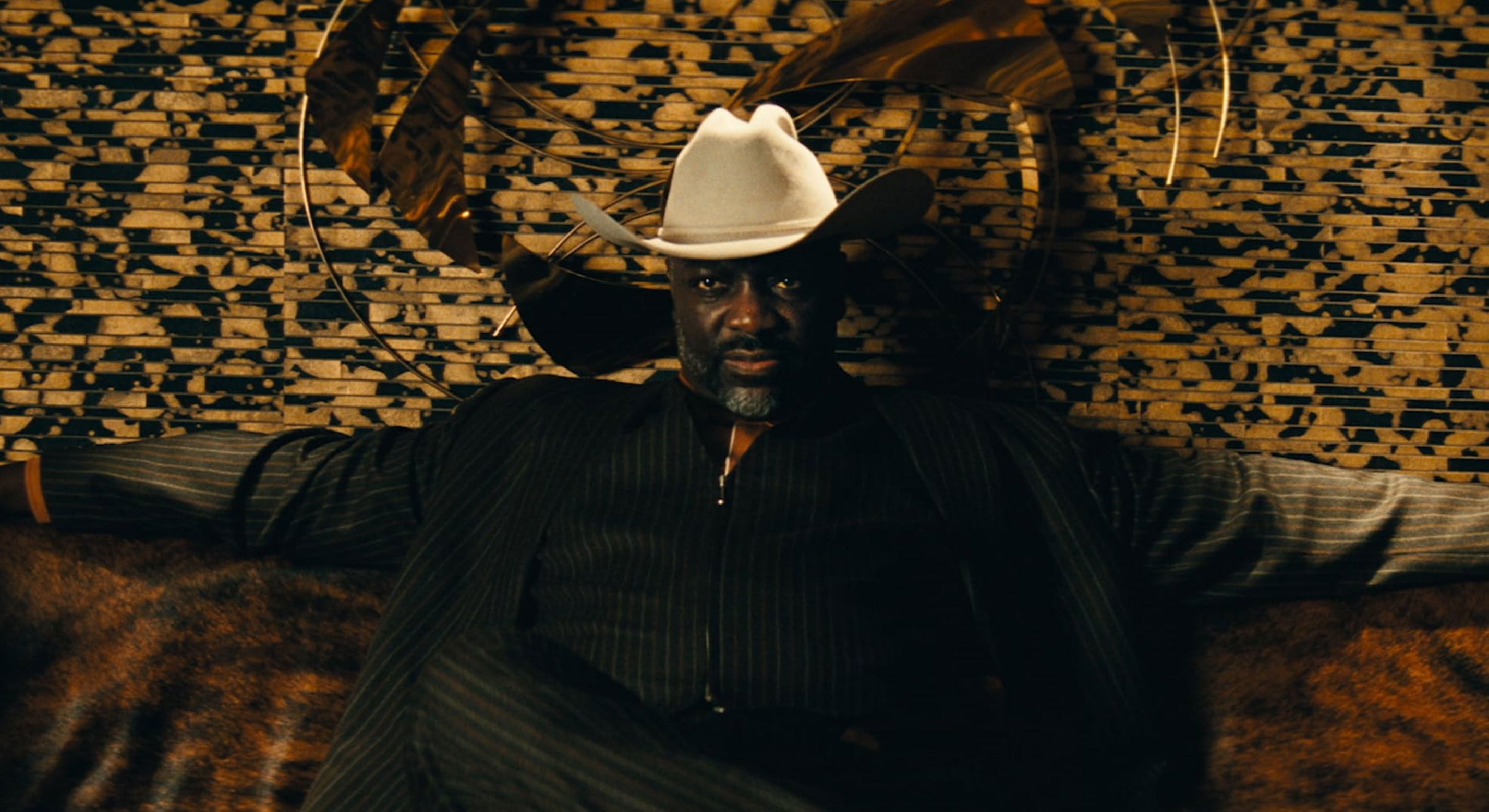 Alamo Brown, dueño de un club de striptease con estética de vaquero, desafía directamente a Laurie en la trama (IMDb/Hbo Max)