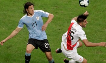 Carlos Zambrano y Edinson Cavani