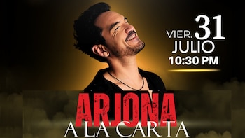 Hombre sonriente con barba, camiseta negra y collar, mira hacia arriba. Texto blanco: 'VIER. 31 JULIO 10:30 PM'. Texto rojo: 'ARJONA A LA CARTA'