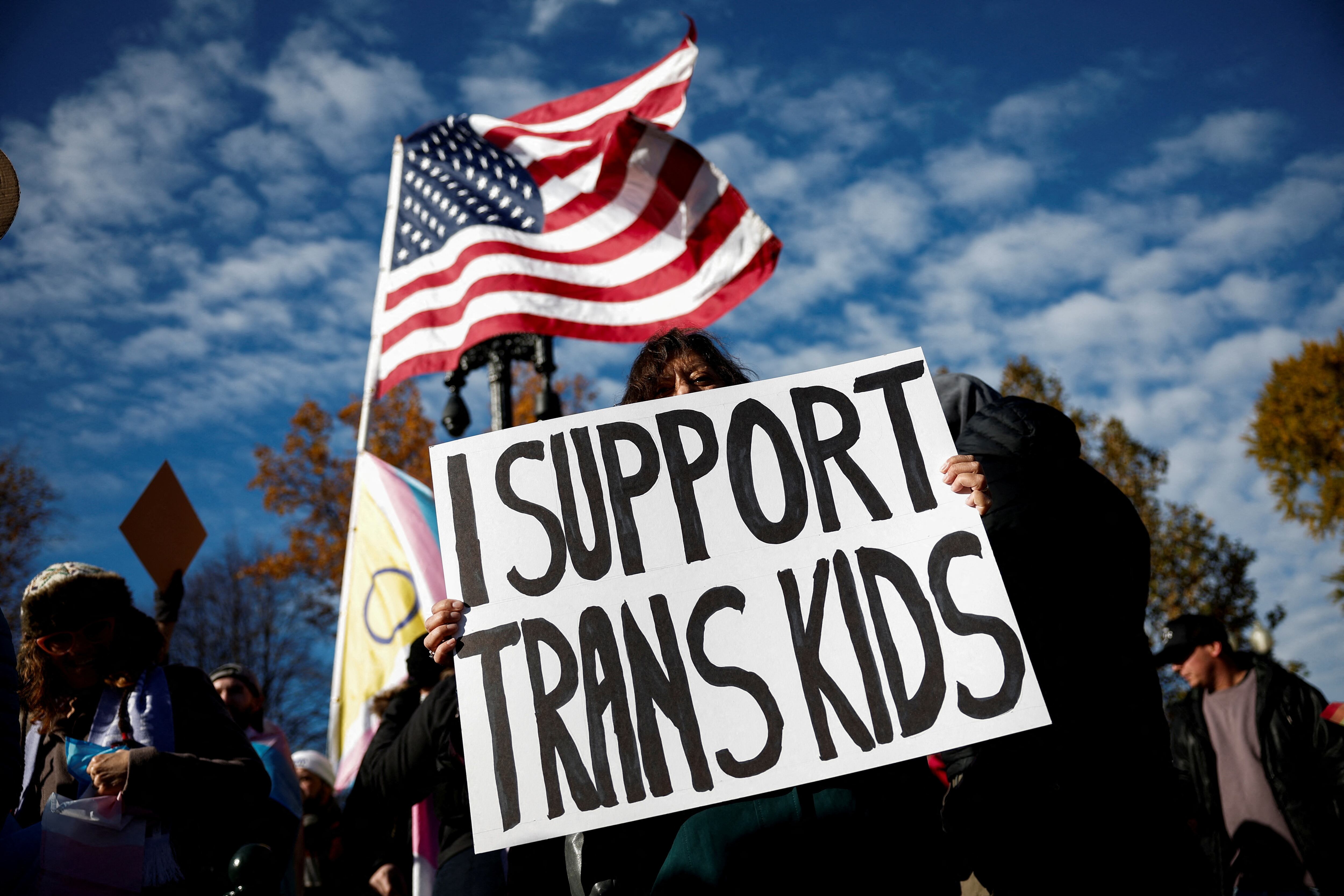La administración Trump promovió directivas sobre identidad de género y amenazó con recortar fondos federales a escuelas y universidades con políticas inclusivas para personas trans. (REUTERS/Benoit Tessier/File Photo)