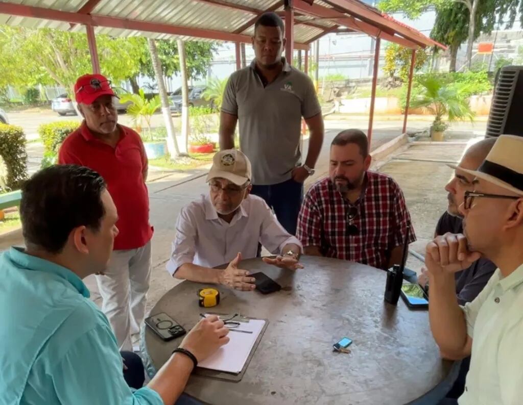 El rector José Emilio Moreno Ramos encabezó las jornadas de revisión estructural en los edificios del campus universitario. (Cortesía: Universidad de Panamá)