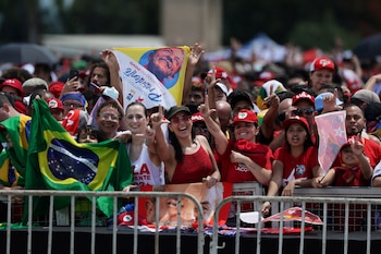 Simpatizantes del presidente electo de Brasil, Luiz Inácio Lula da Silva, se reúnen frente al Palacio de Planalto antes de la ceremonia de investidura de Lula, en Brasilia, Brasil, 1 de enero de 2023