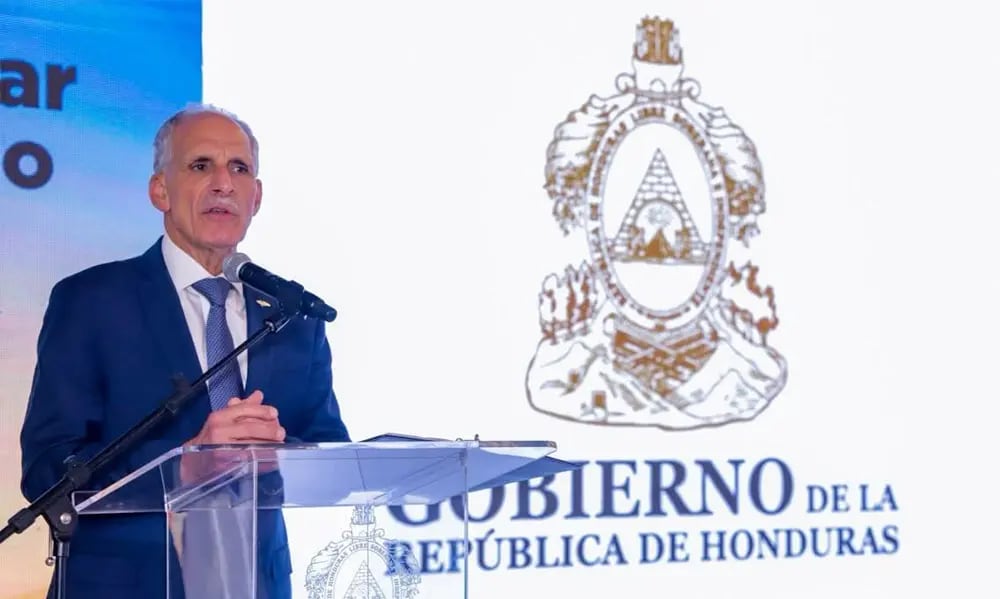 El presidente Nasry Asfura anunció un nuevo programa de conectividad entre municipios durante un acto en Casa Presidencial. (FOTO: Presidencia de Honduras)