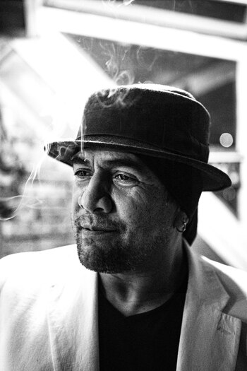 A través de una serie