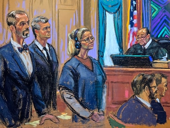 Fotografía de archivo de un dibujo realizado por la artista Jane Rosenberg que muestra a Cilia Flores (c), esposa del depuesto dictador venezolano Nicolás Maduro, escuchando al juez Alvin Hellerstein (d), junto a sus abogados defensores Mark Donnelly (i) y Andrés Sáchez (2i), durante una audiencia en un tribunal de Nueva York (Estados Unidos) (EFE/Jane Rosenberg)