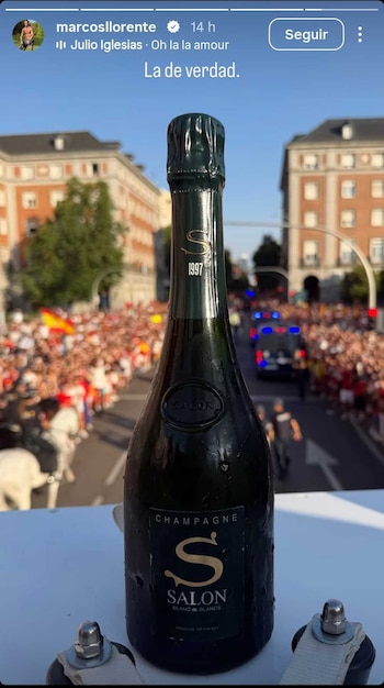 El champagne con el que la Selección Española brindó en su rúa por Madrid (Instagram / @marcosllorente)