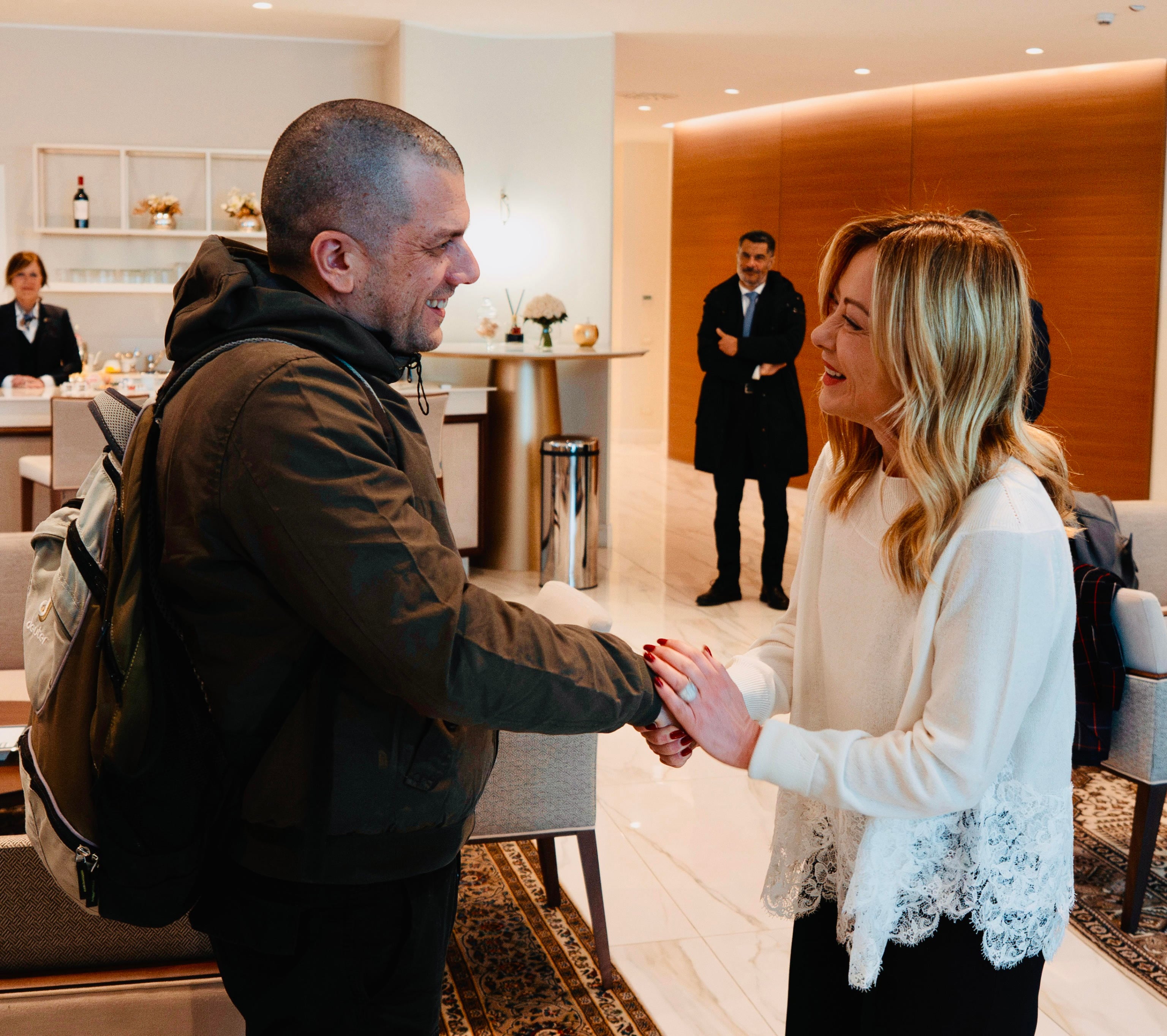 La primera ministra italiana, Giorgia Meloni, recibe a Alberto Trentini a su llegada al aeropuerto de Ciampino, tras más de 400 días detenido en una cárcel del régimen chavista en Venezuela