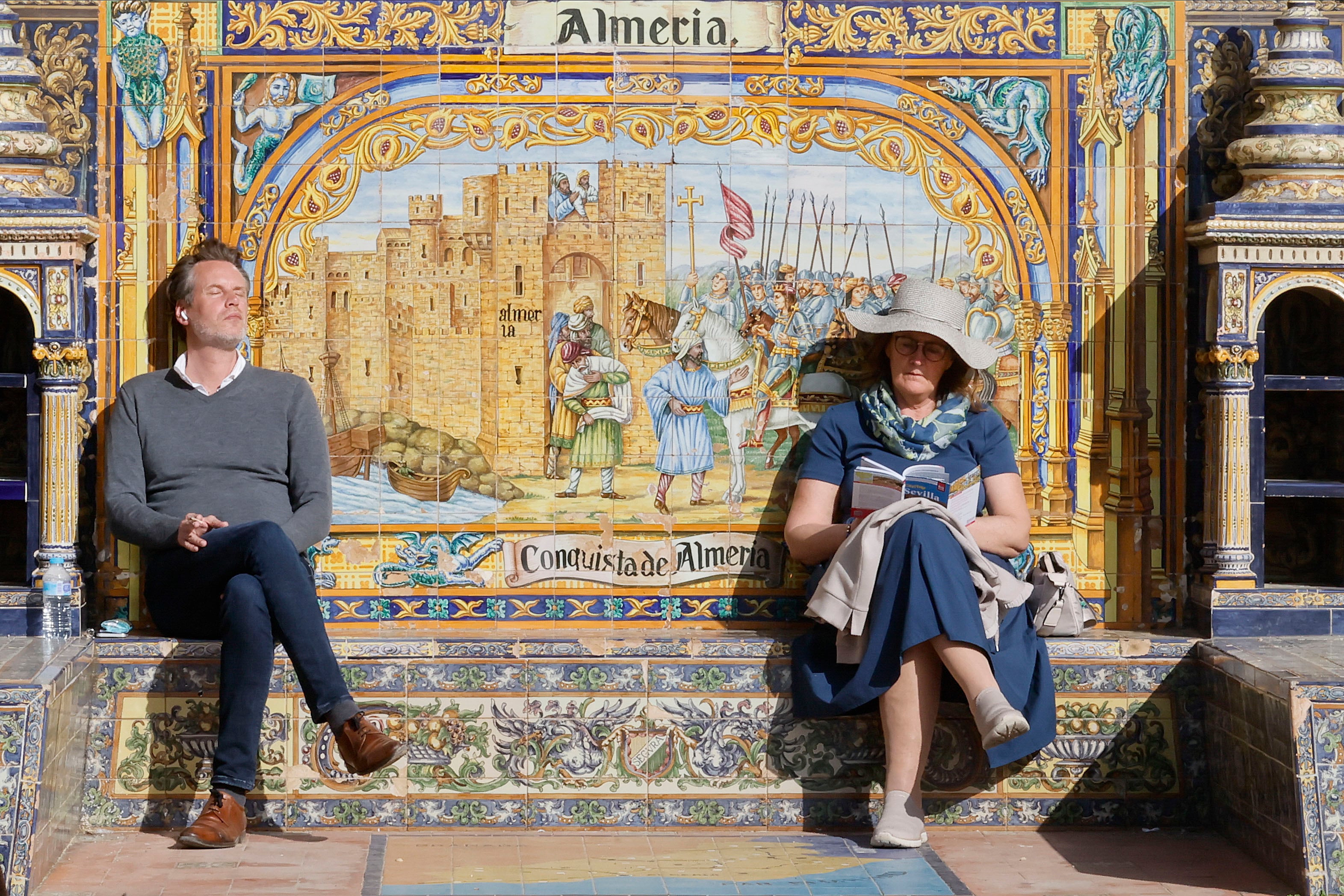 Ruido, idioma o costumbres sociales: los comportamientos de los turistas que más molestan durante los viajes