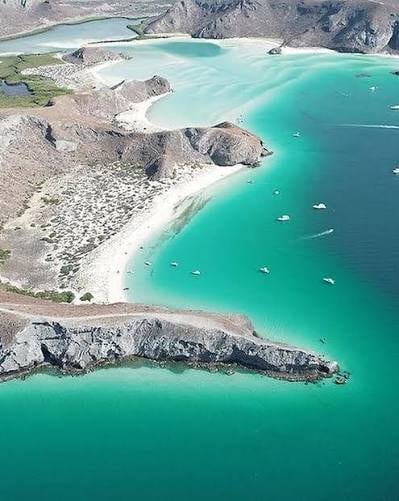 Playa Balandra, México Las aguas poco profundas y los cerros áridos que rodean la bahía caracterizan a Playa Balandra, cerca de La Paz