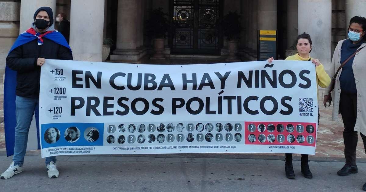 Manifestantes con una pancarta que dice: