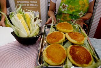 Detalle de varias arepas de