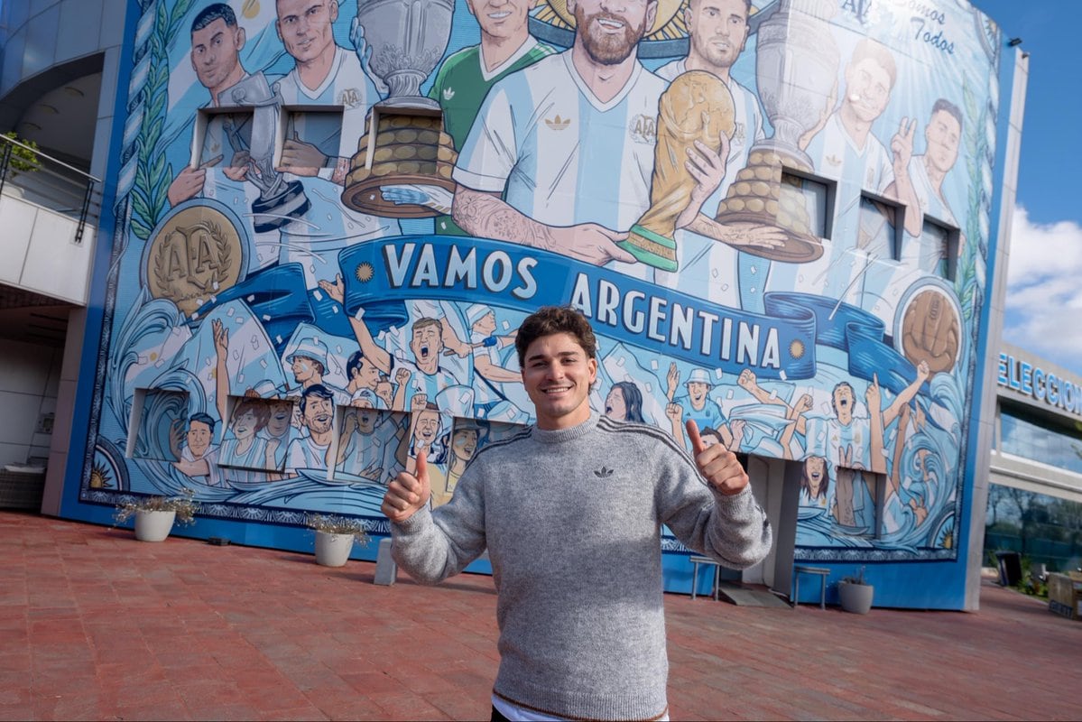 Julián Álvarez apostó por un suéter gris melange con las tres tiras sobre los hombros y una remera blanca debajo (@Argentina)