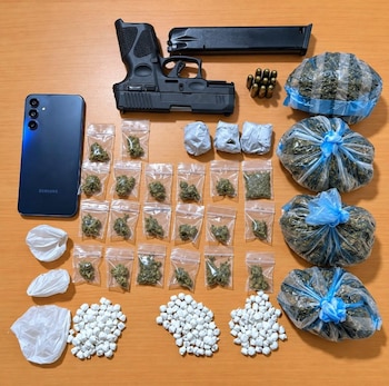 La Policía de República Dominicana apresó a Miguel Starly Peña Rivera en posesión de 256 porciones de drogas y un arma Taurus sin documentación. (Foto cortesía Policía Nacional República Dominicana)