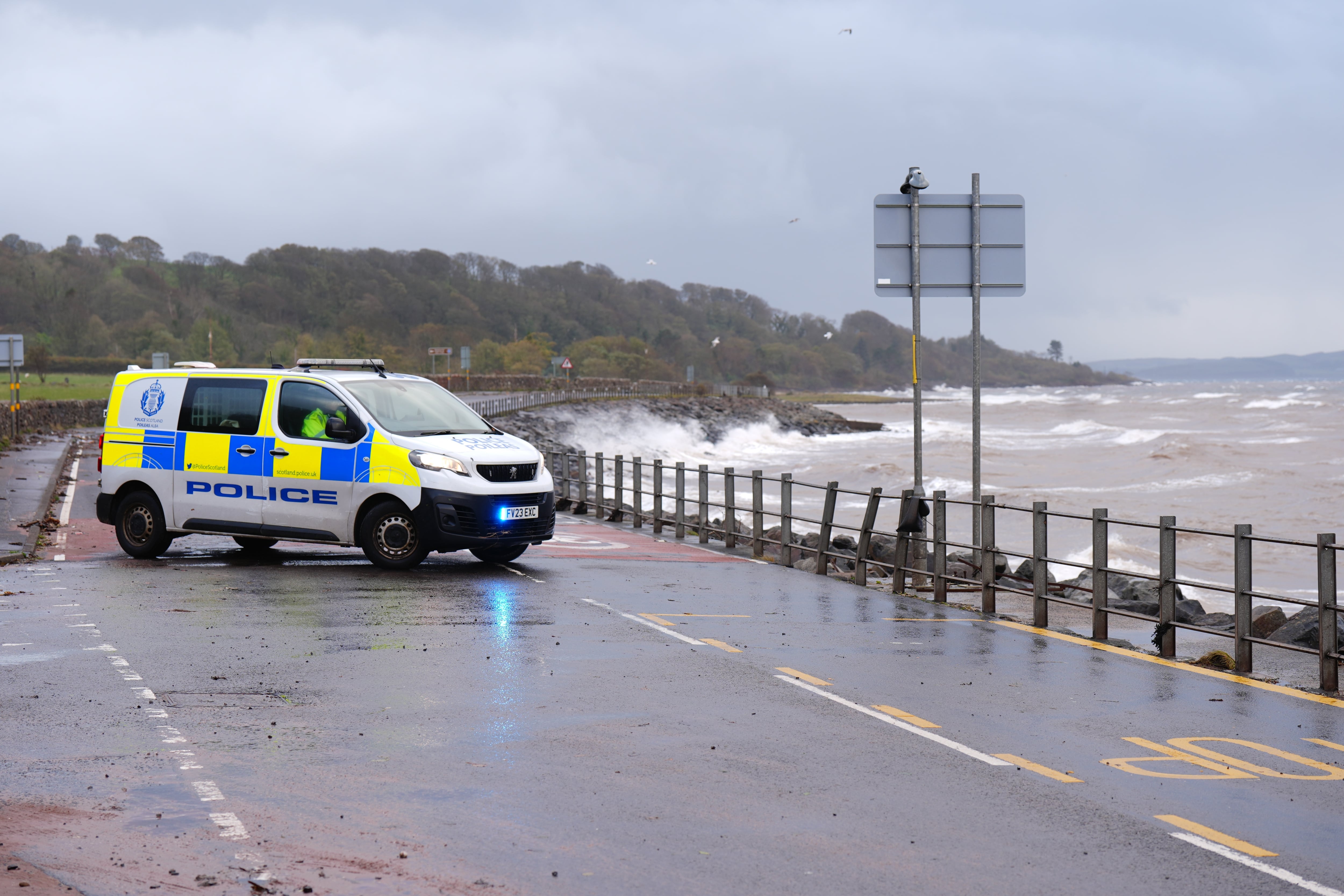 Una carretera se ve cerrada por la policía en la ruta A78 cerca de Skelmorlie, Escocia, el domingo 25 de octubre de 2026, tras el paso de la tormenta Boelo por la zona. (Jane Barlow/PA via AP)